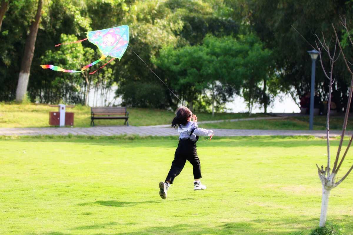 儿童放学归来早忙趁东风放纸鸢