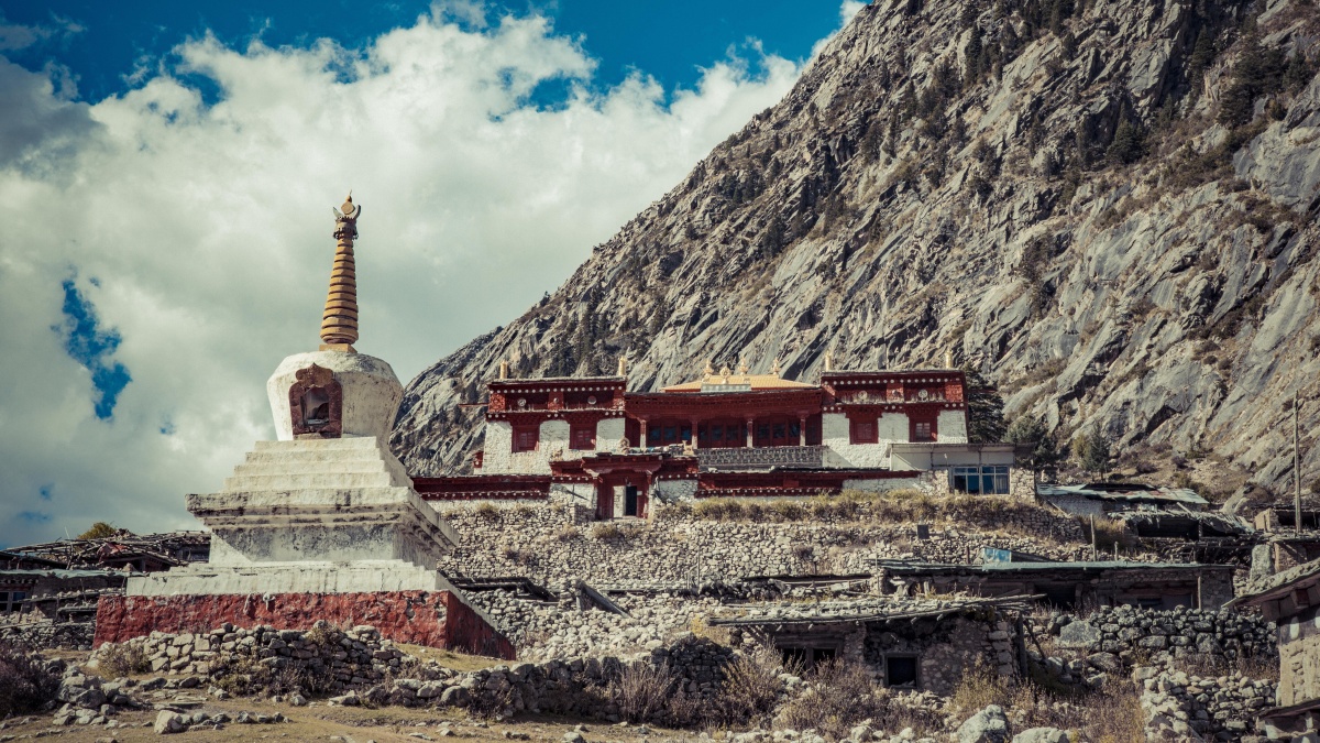 老冷古寺四川省甘孜州理塘县章纳乡已有约六百年的历史新冷谷寺的修建
