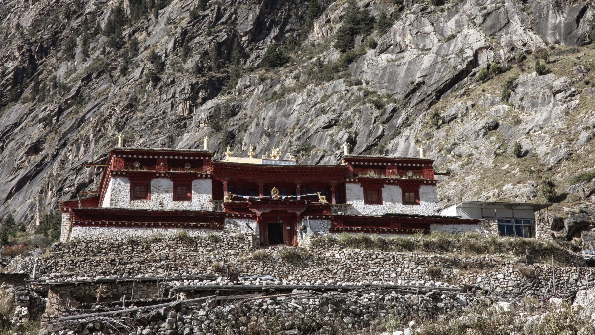 老冷古寺四川省甘孜州理塘县章纳乡已有约六百年的历史新冷谷寺的修建