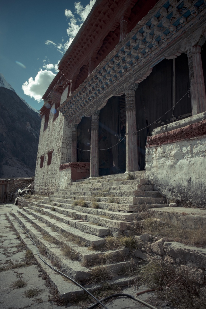 老冷古寺四川省甘孜州理塘县章纳乡已有约六百年的历史新冷谷寺的修建