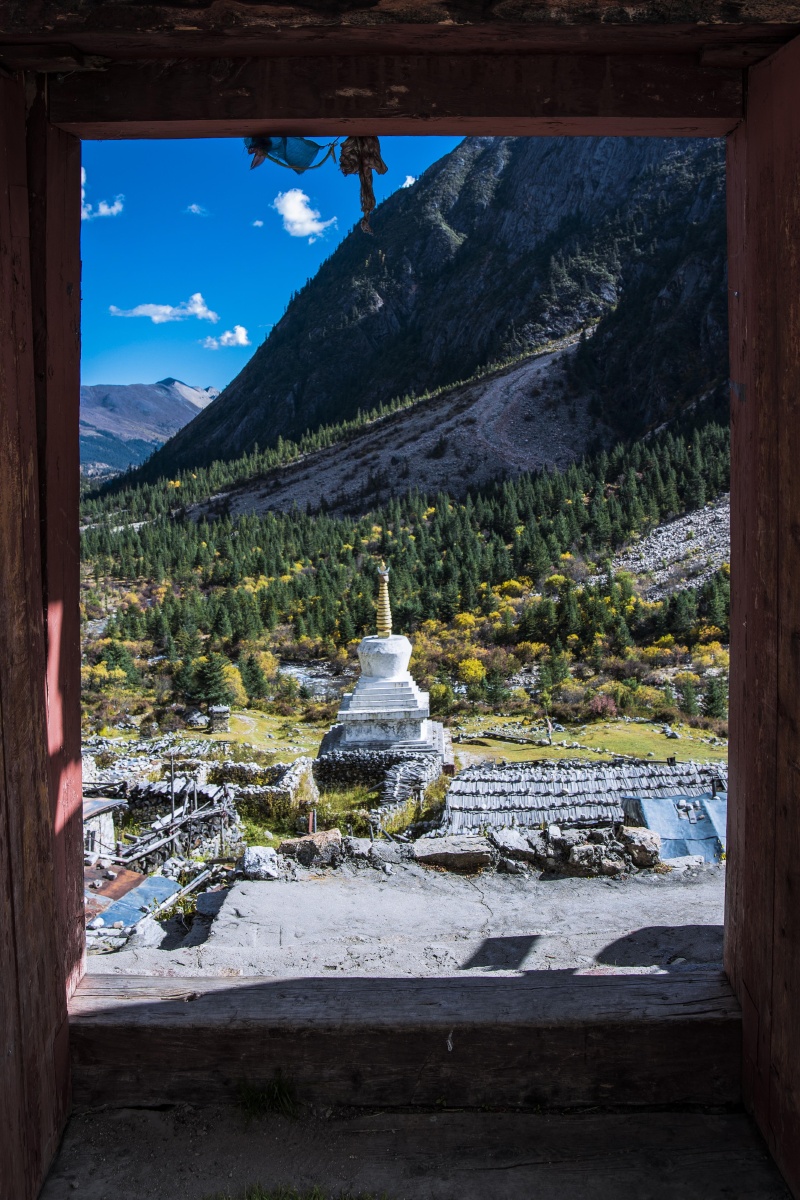 老冷古寺四川省甘孜州理塘县章纳乡已有约六百年的历史新冷谷寺的修建