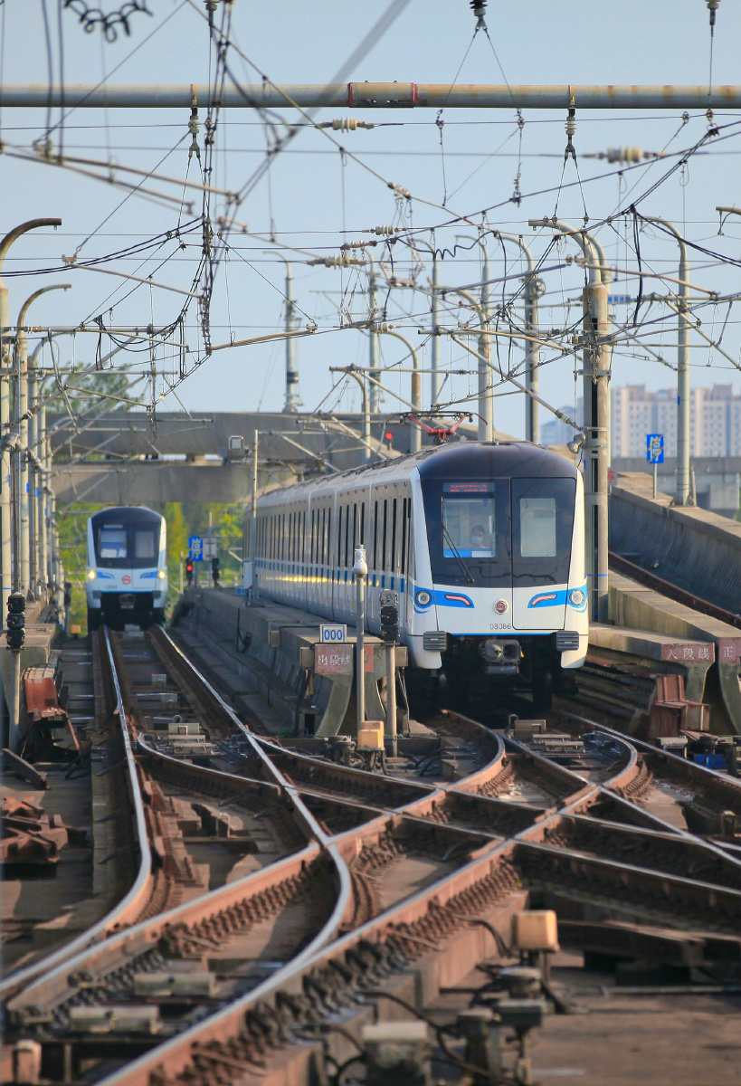 上海地铁一号线和八号线 - 八桂长焦 - 图虫