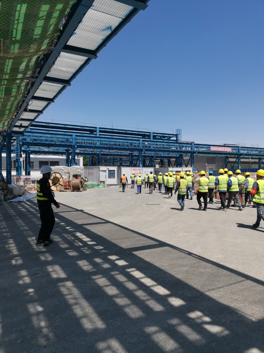 工地中午下班的场景