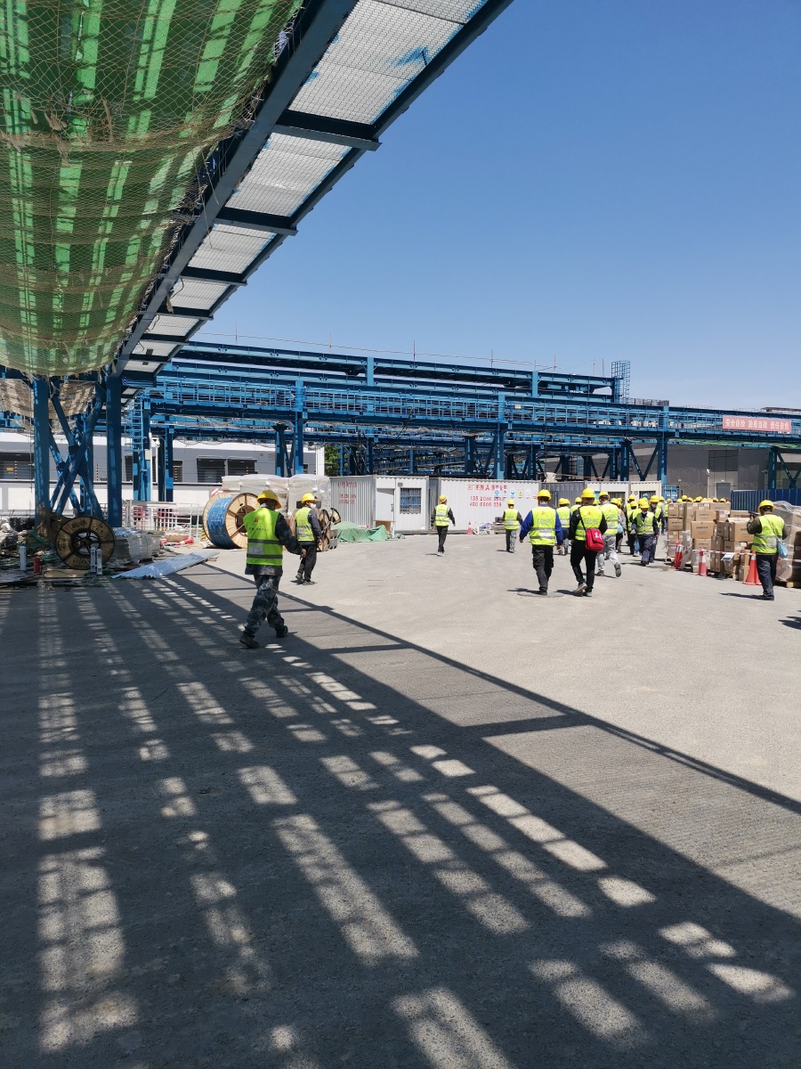 工地中午下班的场景