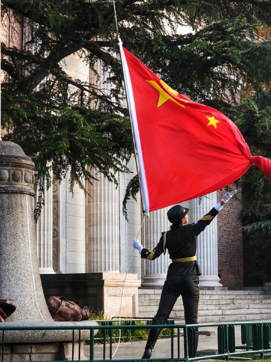 国旗随阳光升起