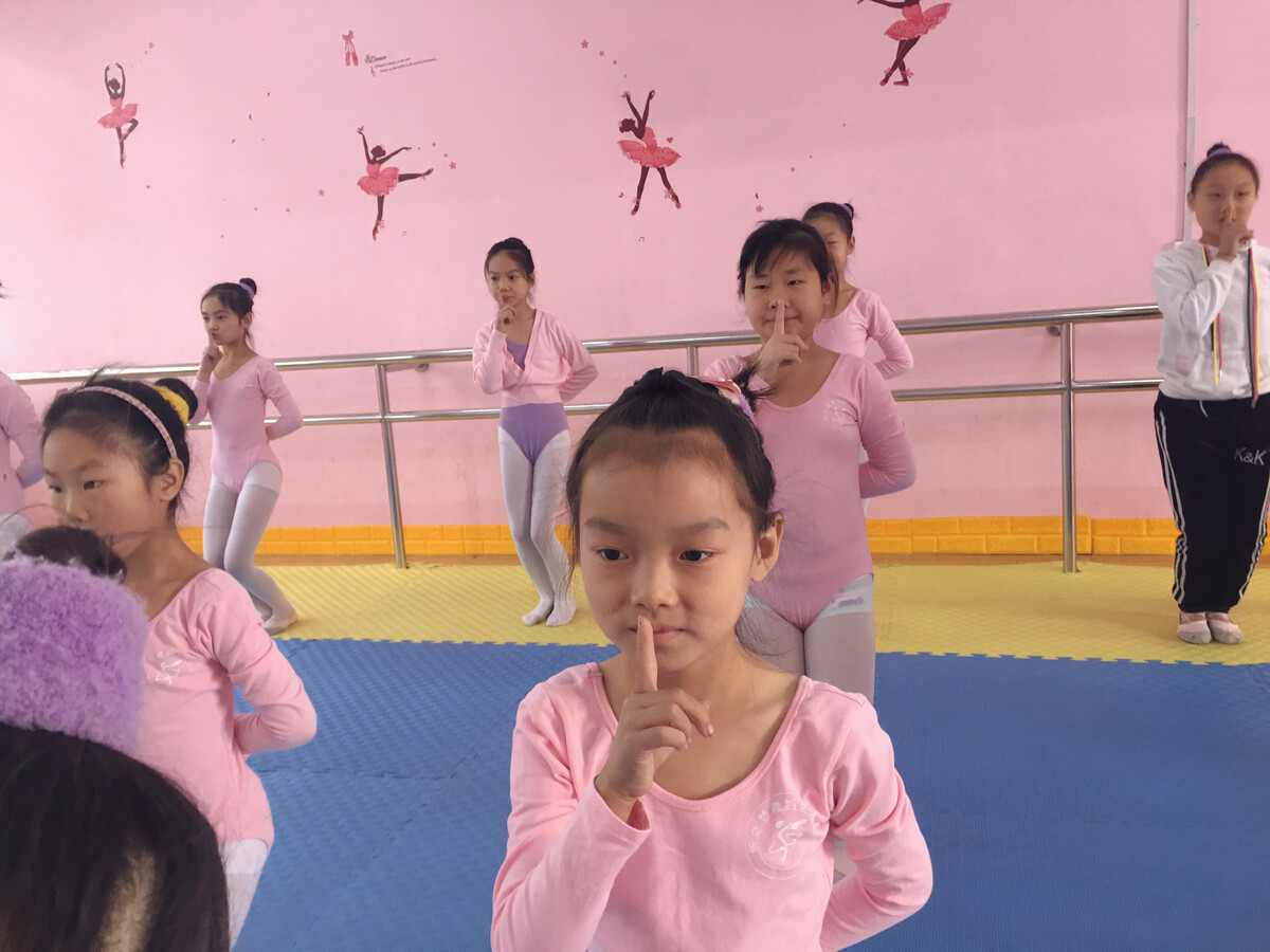 社会摇小学舞蹈视频教学视频,六年级新生舞蹈学习视频点击观看