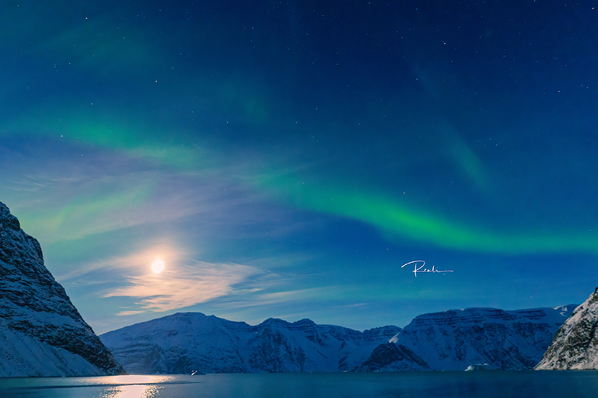 格陵兰岛的极光在静静的格陵兰岛的峡湾里,月圆之夜,极光舞动,清灵