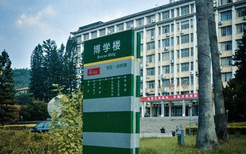 879469