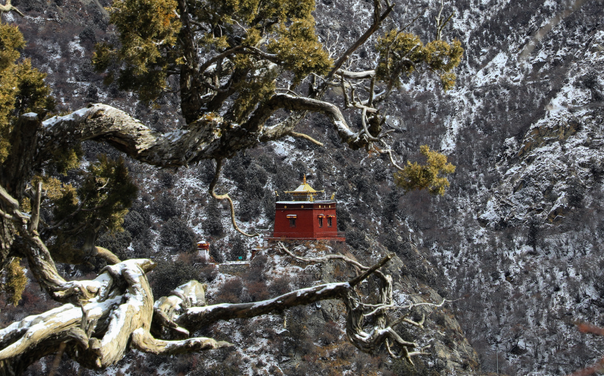 2021年第一场雪丹萨啼寺位于山南市桑日县境内旅游景点