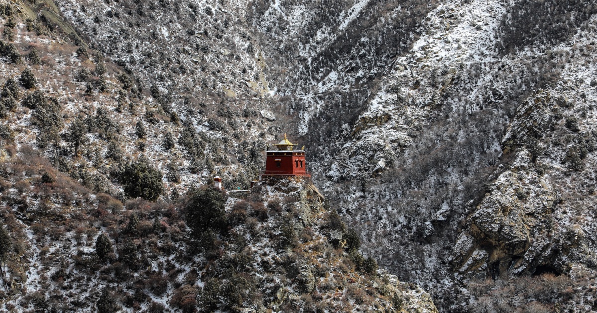 2021年第一场雪丹萨啼寺位于山南市桑日县境内旅游景点
