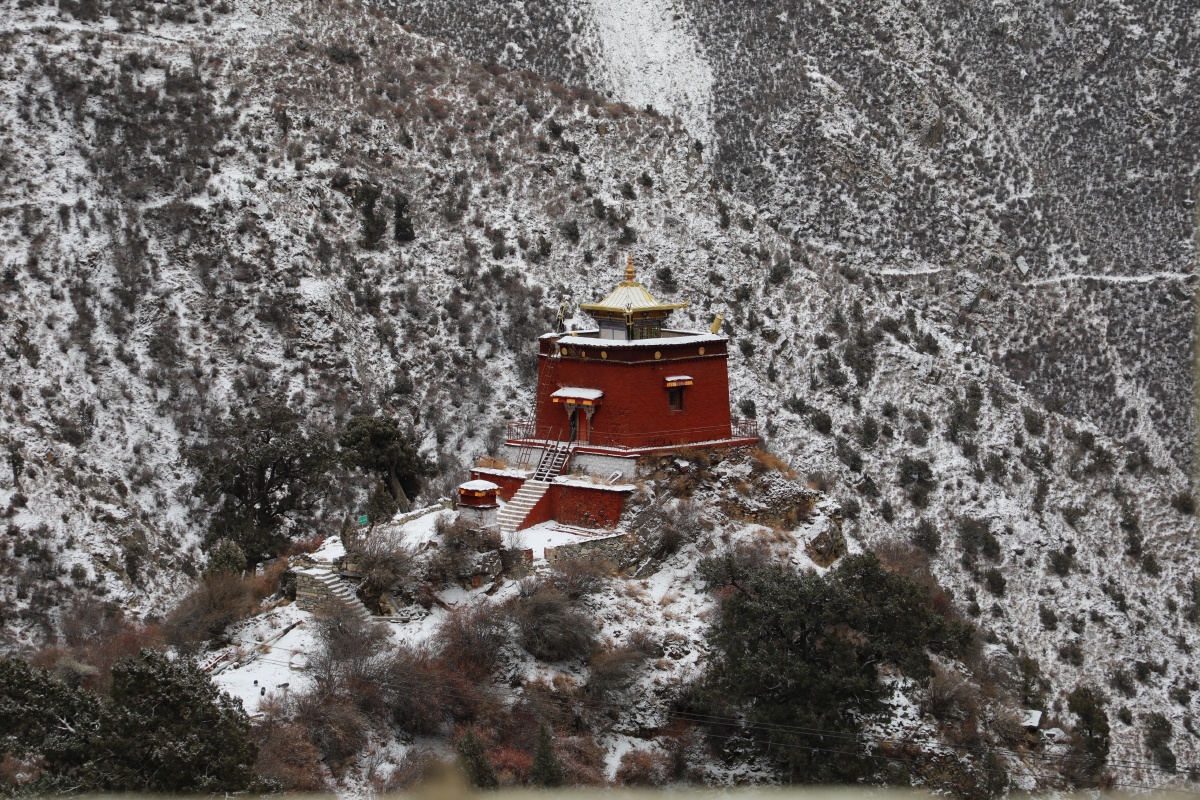 2021年第一场雪丹萨啼寺位于山南市桑日县境内旅游景点