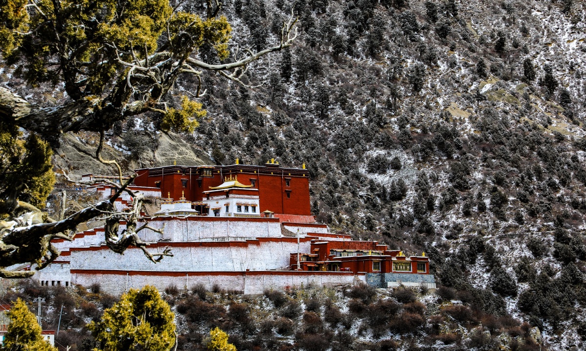 2021年第一场雪丹萨啼寺位于山南市桑日县境内旅游景点