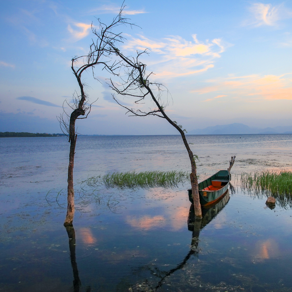 余晖澹水木演漾映孤舟