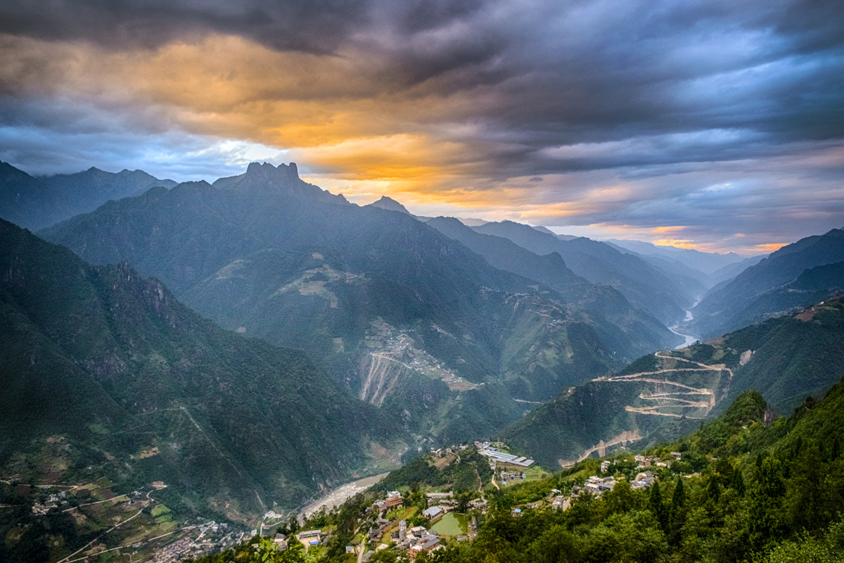 飞云蜿蜒三千丈余晖叠影万重山怒江大峡谷
