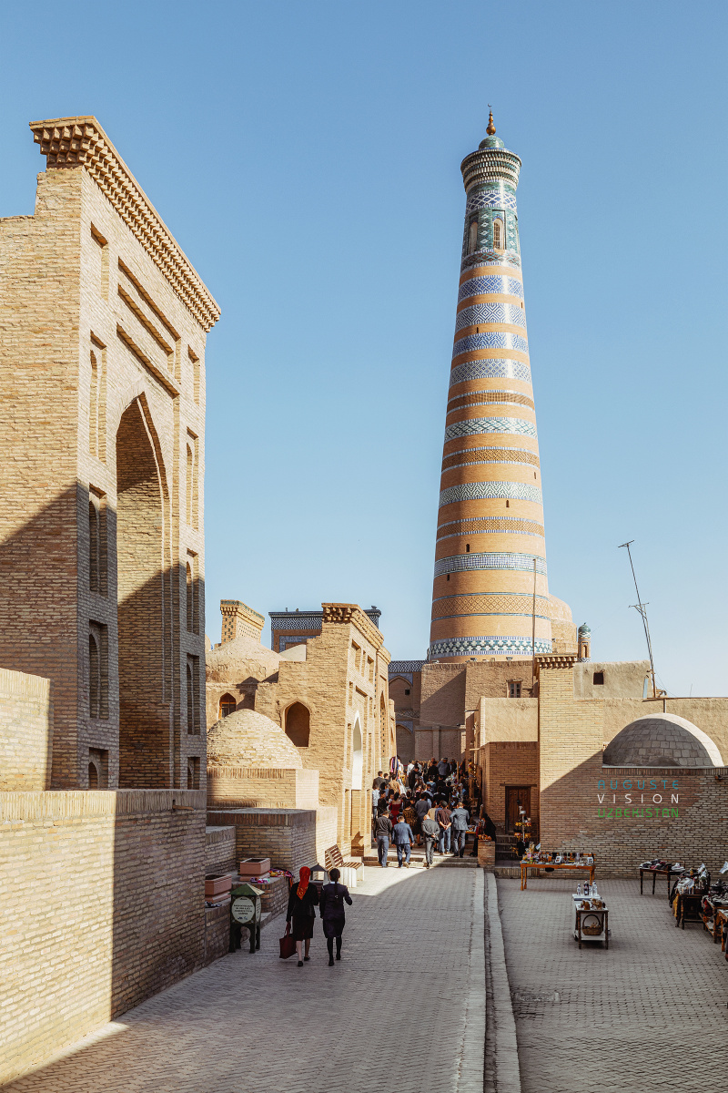 伊斯洛姆霍贾宣礼塔下的古城街道