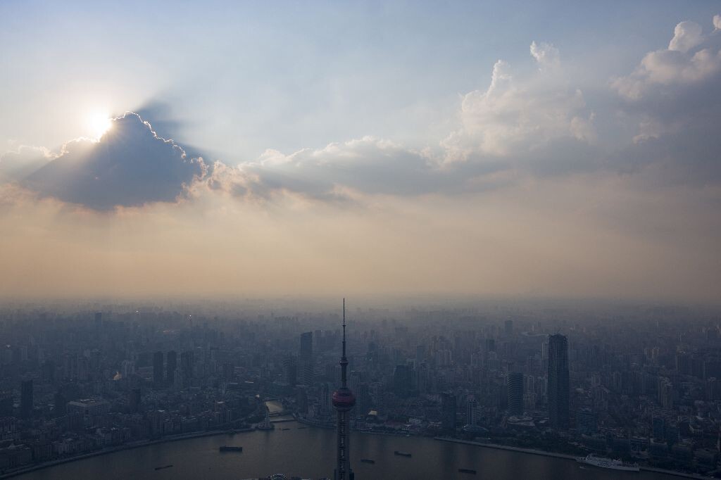 站到一个足够的高度,雾霾的分界线清晰可见。