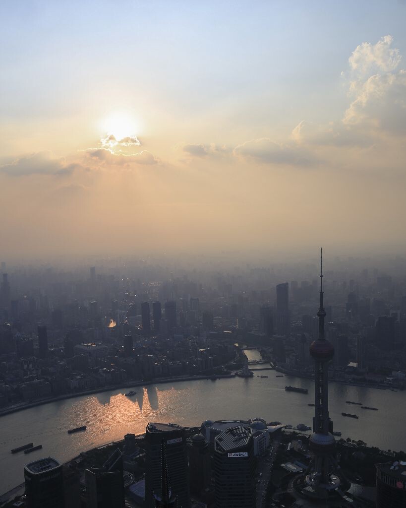 太阳逐渐西沉,雾霾并没有减轻。
