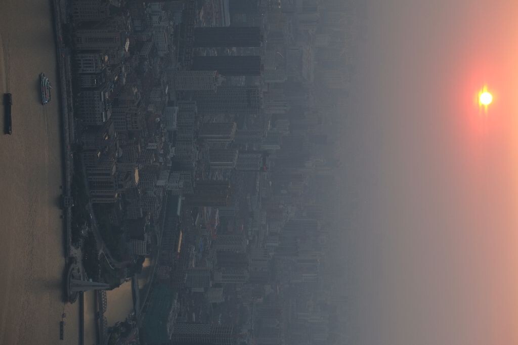 夜幕降临,残阳如血。