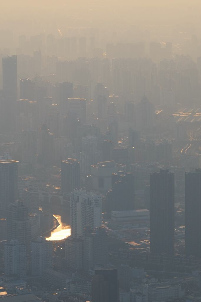 金色的余晖艰难地想穿过重重霾障。