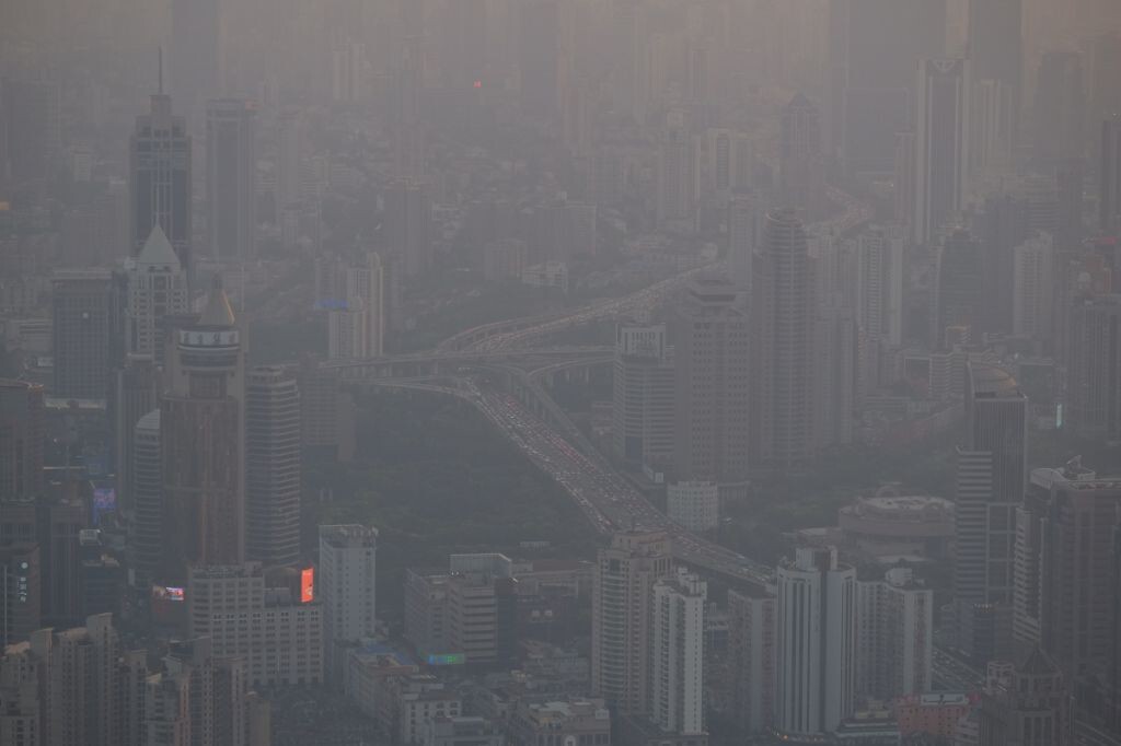 延安路高架方向,钢筋水泥的森林与滚滚的车流几乎被雾霾淹没。