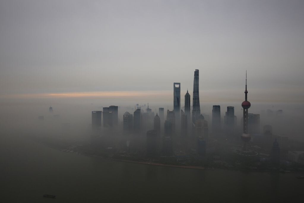 雾霾深锁的都市，远处的一抹亮光仿佛给人们带来希望