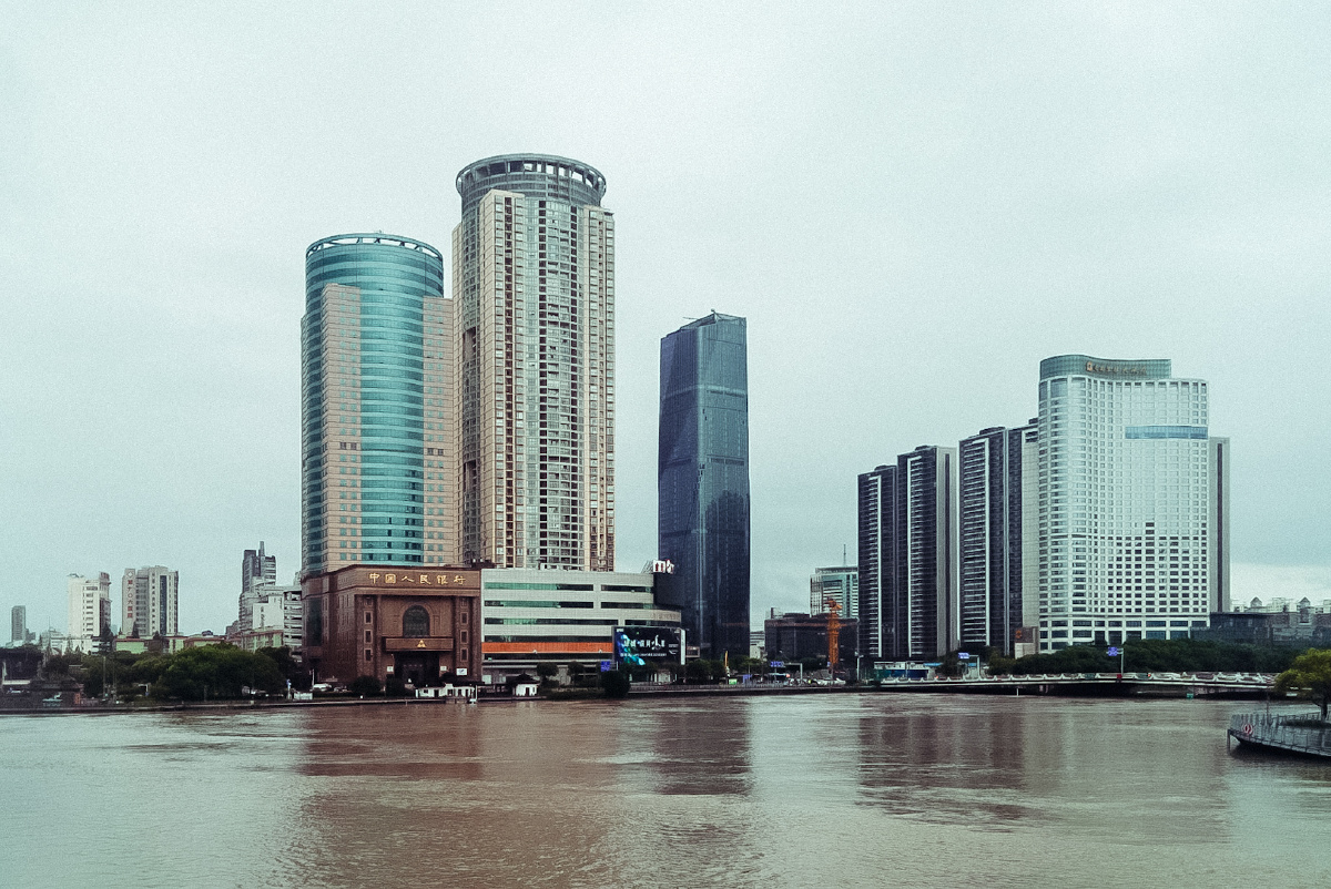 雨天台风宁波老外滩致敬所有默默奉献的人