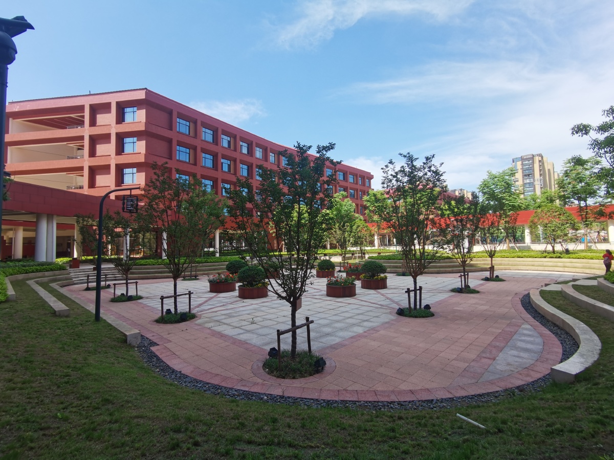 杭州天元公学展厅里铺满了杭州全书