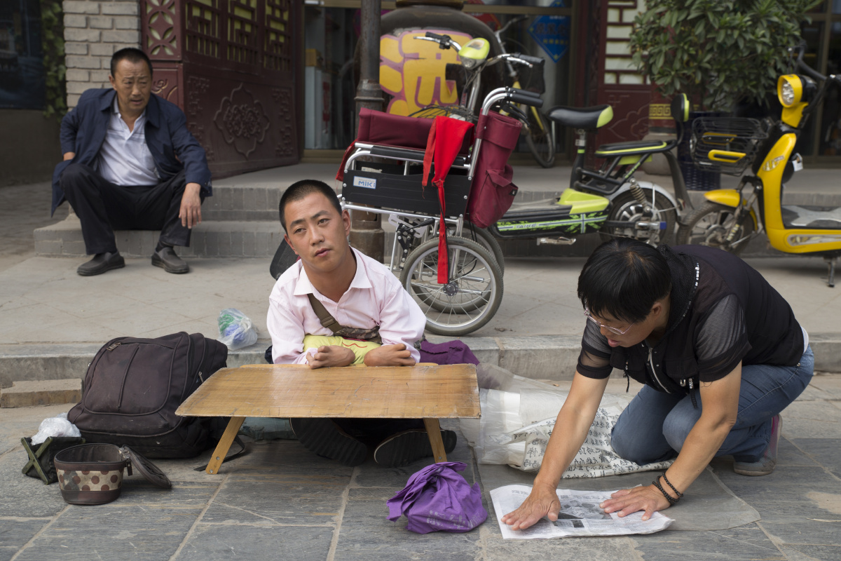 魏锦连布展时说:"亮亮不是乞讨的人,他有普通人做不来的绝活,是一名