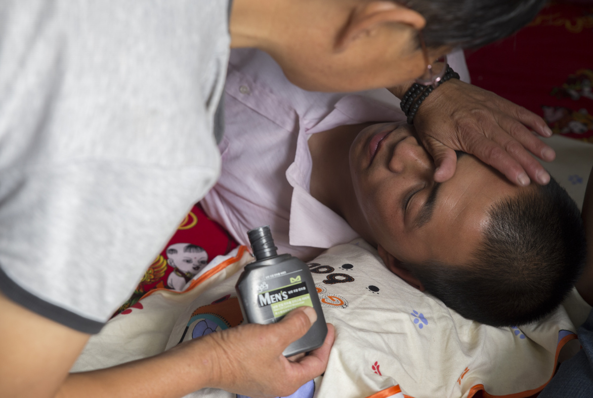 曹晓亮生活不能自理,每天的洗漱都由其母亲(魏锦连)完成.