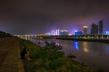 烟花绚烂，转瞬即逝，只剩尘烟