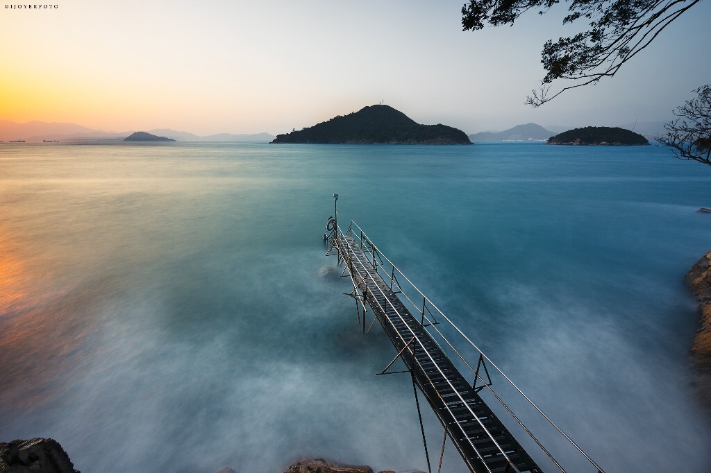 我们或许沉浮在浪里 <br />
什么也看不见