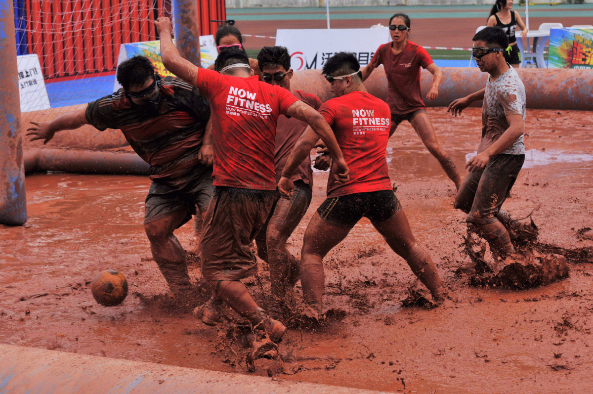 泥浆足球激烈争夺