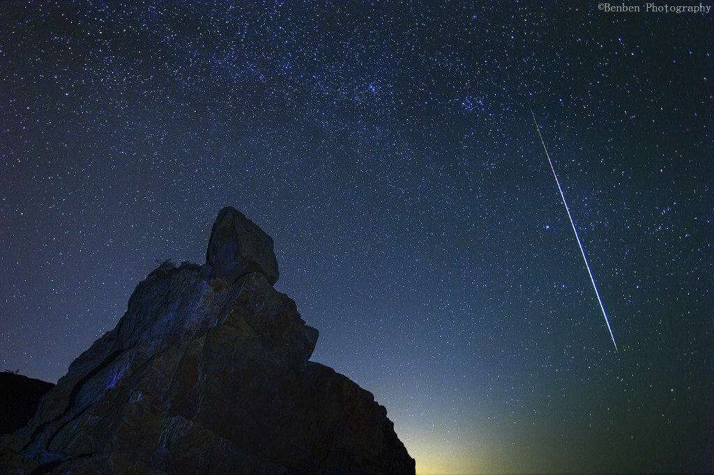 《火流星》——半夜11点走起,去海边拍星轨,3个小伙伴的机子扎成一堆,一个11-24,一个17-40,一个24-70, 然后就在旁边吃瓜子,抽烟,聊天...突然一颗火流星坠下,足足2-3秒时间,直到掉落海上.大家兴奋不已,纷纷跑到自己机器后面,用眼睛去看角度,猜测自己拍到没有?由于只拍了10几分钟的星轨,大家耐心等待半个小时候,第一时间回翻照片,最后皆大欢喜,大家都拍到了人生中第一颗进入照片的火流星....