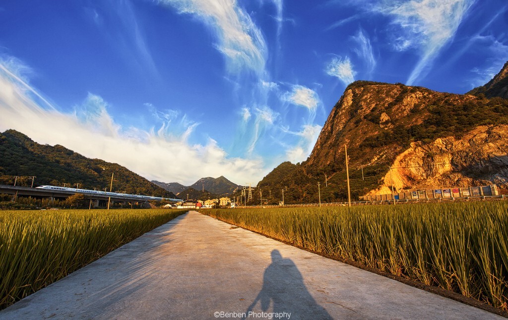 你透过车窗看风景，拍风景的人却把你的列车当成了美景.<br />
<br />
云是上午上班路上的如天女散花的云. 后期合成