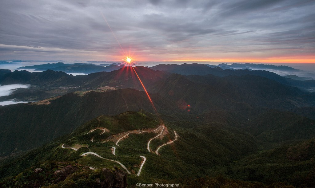 上帝说要有光，于是就有了一“米”阳光<br />
<br />
上到山顶时，还在下雨，小伙伴们所有的希望都寄托在那远处发红的天际线上，然后...经历了最短暂的火烧云，上帝赋予了我们这一米最耀眼的阳光. 让我拍到了从未拍到过的&quot;米&quot;字形星芒，5分钟后，又下起了雨...