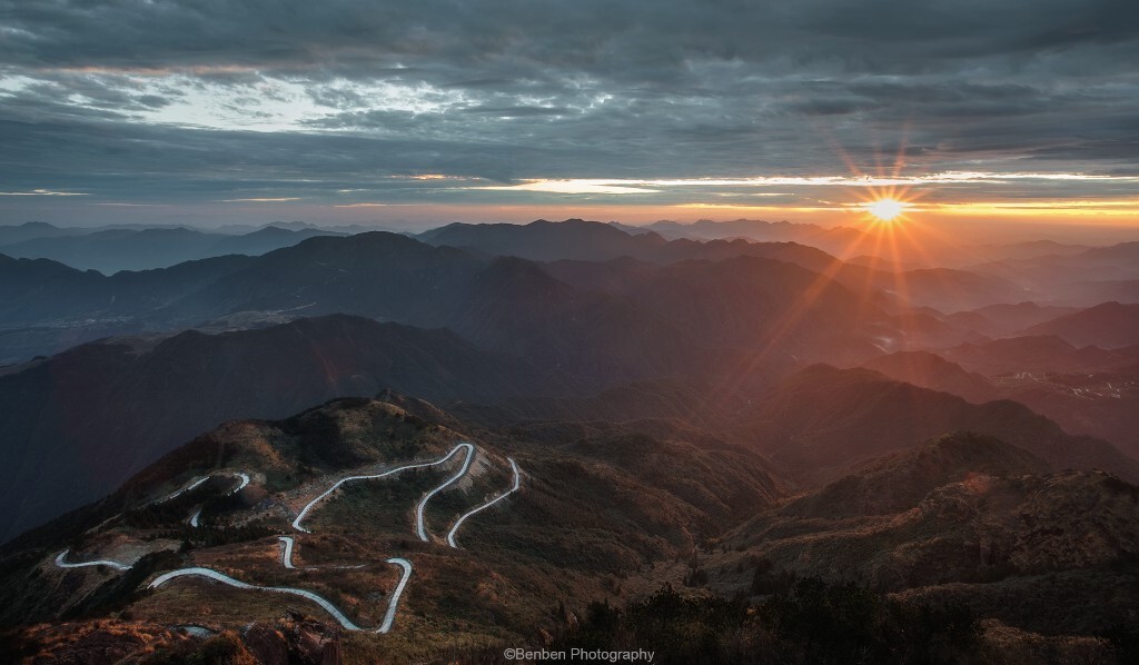 当第一缕阳光照射过来，金子山的盘山公路，变成了一条阳光大道，显得那么美丽。而就在昨晚，它还是一条狰狞的冒险小路，一路的塌方、路面悬空让小伙伴们惊醒胆颤，心有余悸...<br />
建议想去的朋友明年等路修好了再去。实在想去，一定要开SUV。轿车无法通行。