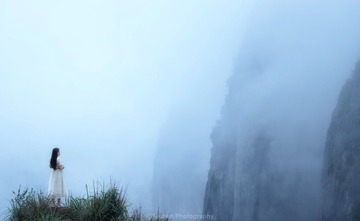 问山不语，隔云相望