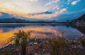 奔驰在夕阳下