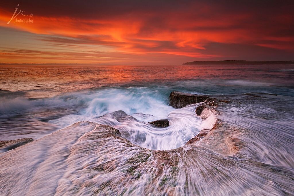 悉尼东岸的Maroubra Beach长约一公里,风光旖旎,是冲浪和戏水的好地方。拍摄的早晨本想用泳池做前景,可惜天还未光就已经大约十个摄影师等在那里。我不想和众人抢位,也不喜欢去拍角度一模一样的照片,只好一个人向北走去找寻不一样的风光,爬上一大片礁石,眼前豁然开朗,这个半圆形的视觉点吸引住我的眼球。虽然计划中的泳池没拍到,这张照片却是那个早上意外的收获。
