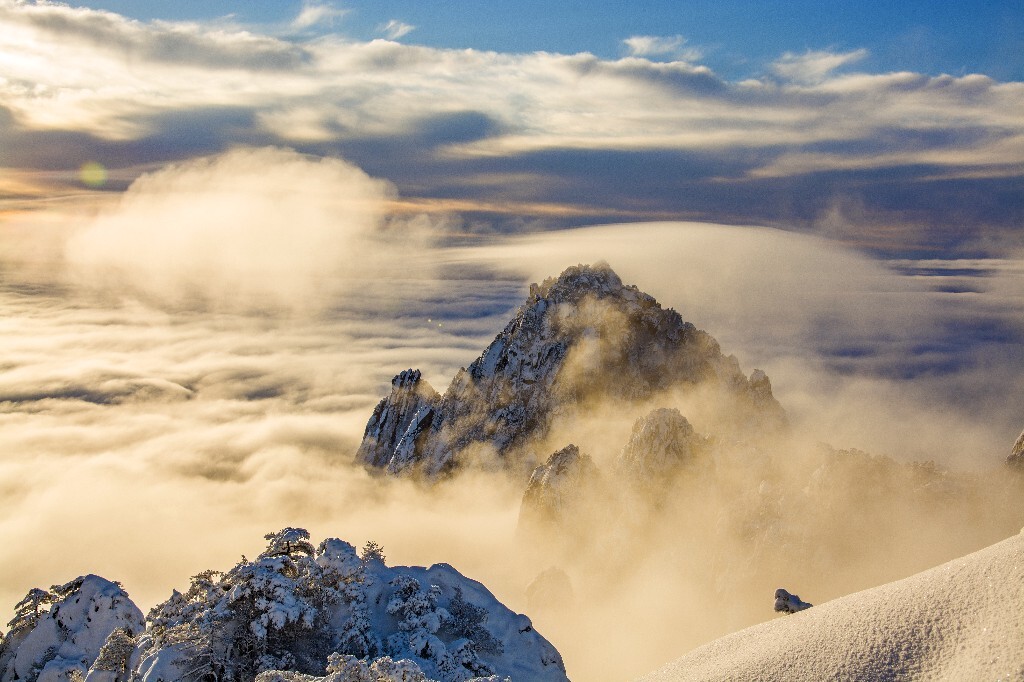 雪后初晴，日出时的黄山云海