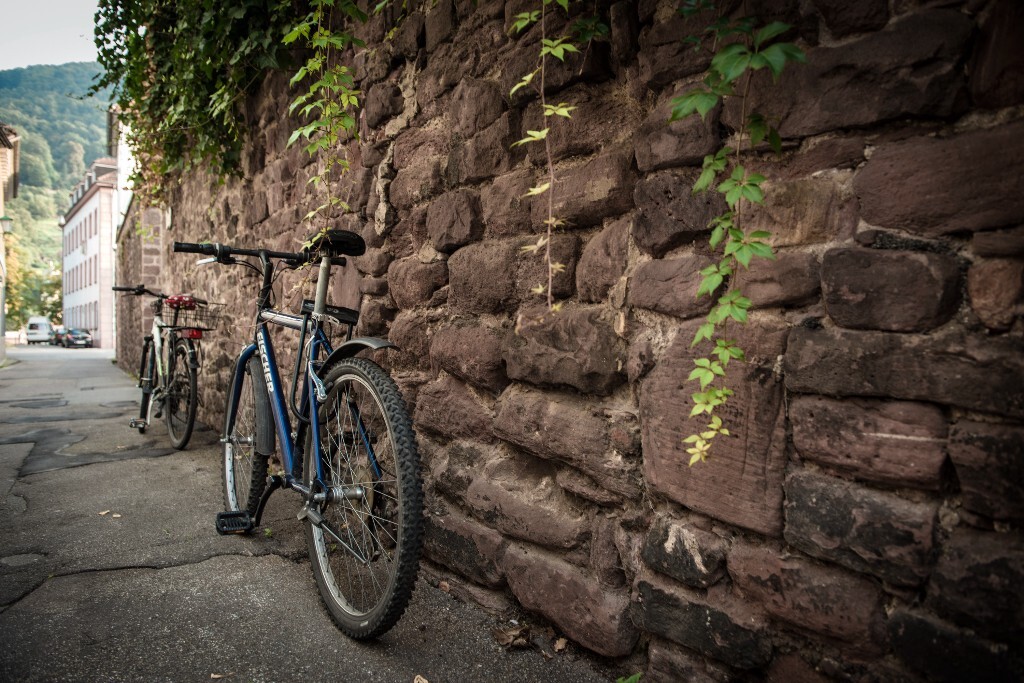 一辆挺现代的山地自行车静静靠在古老斑驳的墙体上，诉说着时光的流逝。摄于德国海德堡。