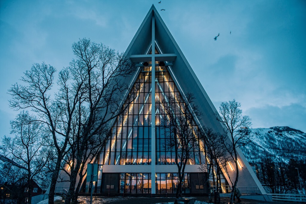 特罗姆瑟的北极大教堂，据说是从极光得来的灵感，从而建成。