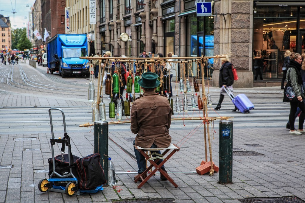 赫尔辛基的卖艺人总是能想出些稀奇古怪的道具吸引路人的眼球。