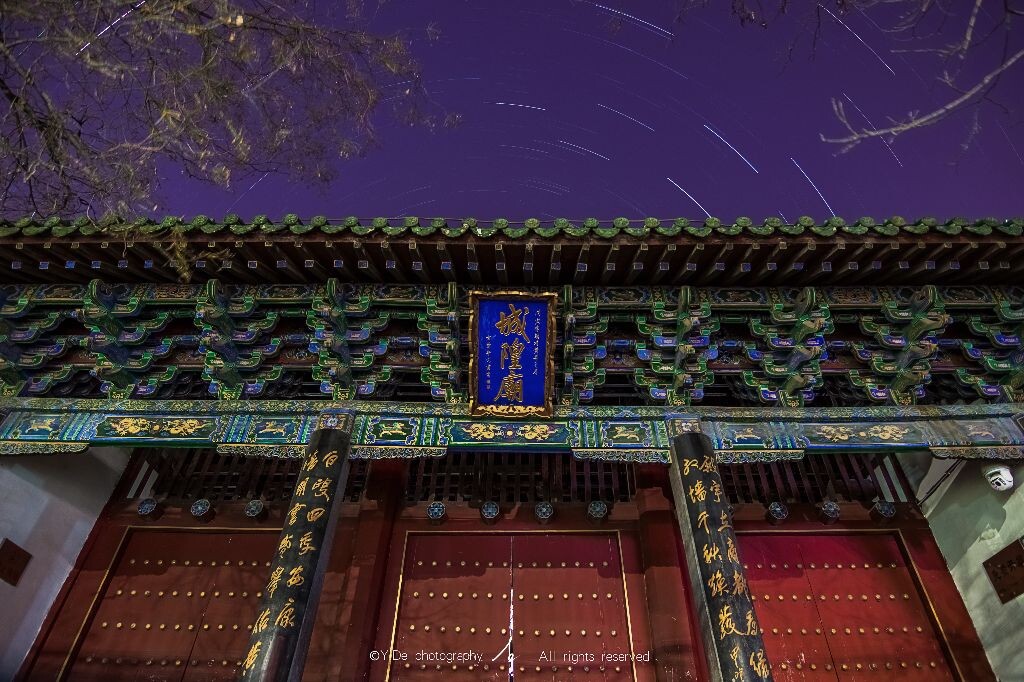 越来愈大的霾，令城市里的星空早已黯淡无光，我们只能通过机器的眼睛来看到不多的星星迹象。
