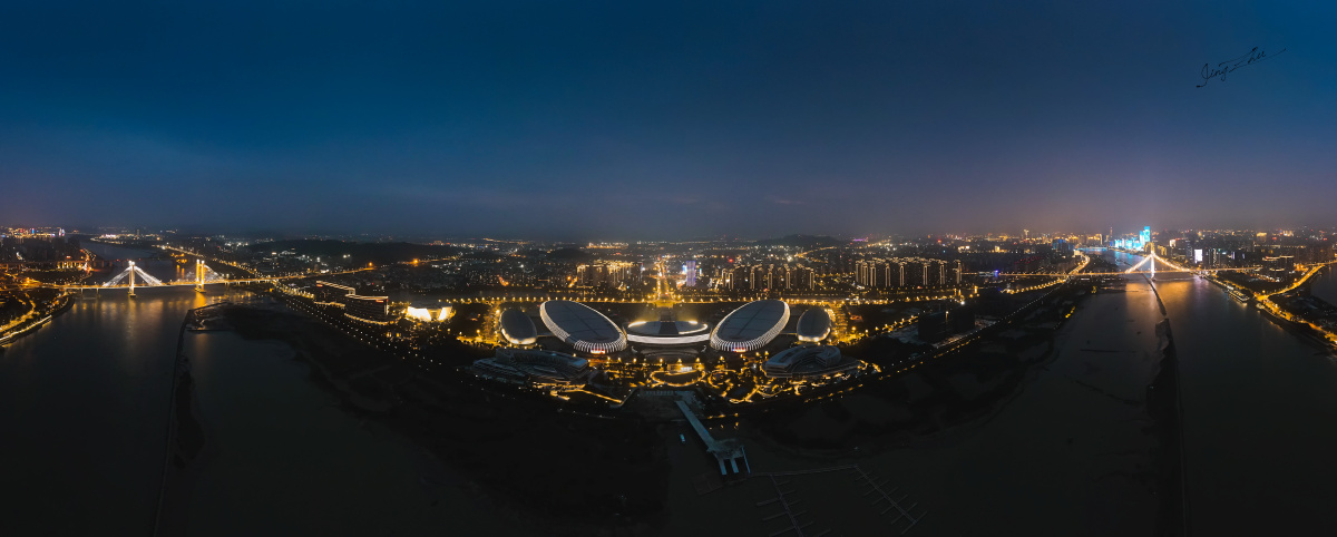 福州海峡国际会展中心 福州海峡国际会展中心位于福州市闽江边的会展