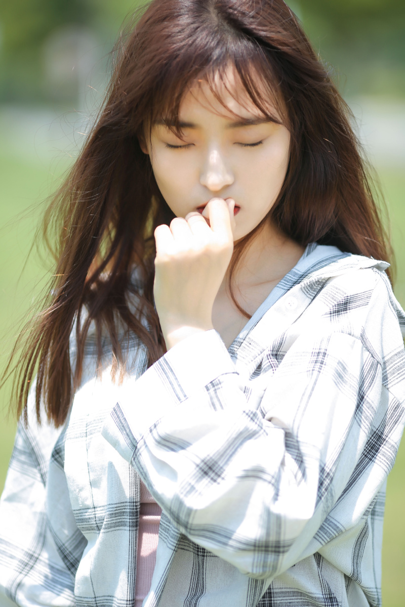 女孩儿的温柔是不为世间任何停留山河湖海却都为她左右