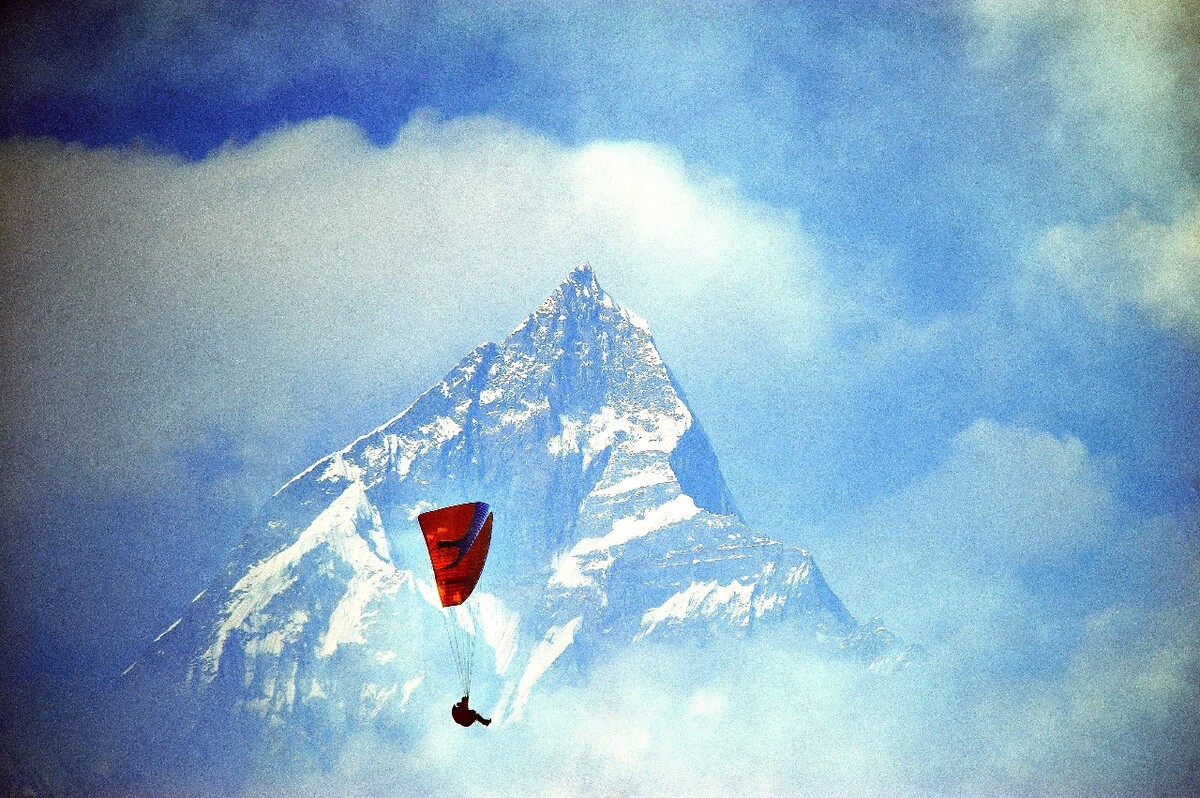 雪山飘伞，高空拍摄，并非ps。