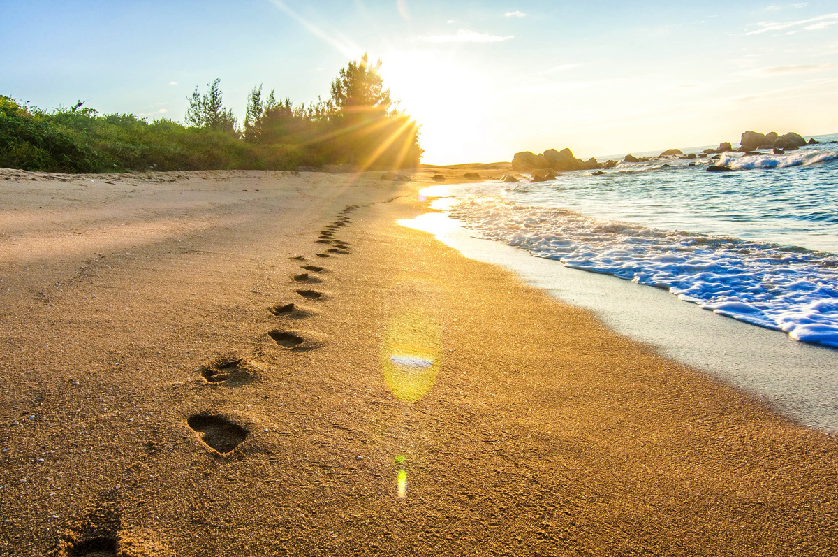 拍摄于骑单车环海南岛期间,骑了多天车后,在沙滩上搭了帐篷.