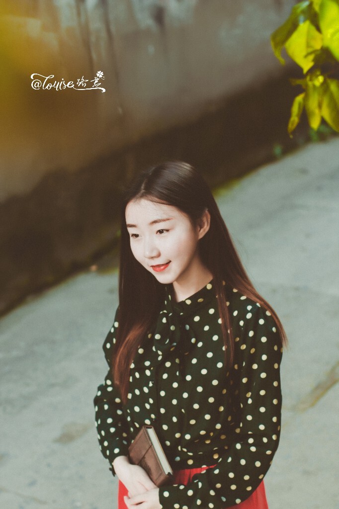你说，你还记得，这个地方以前的样子，这里有我们最荒唐的青春，最无所畏惧的样子，你说，你很怀念学生时代，那些一起犯二的时光，你说，这个地方虽然物是人非了，我们的回忆却一直都在。