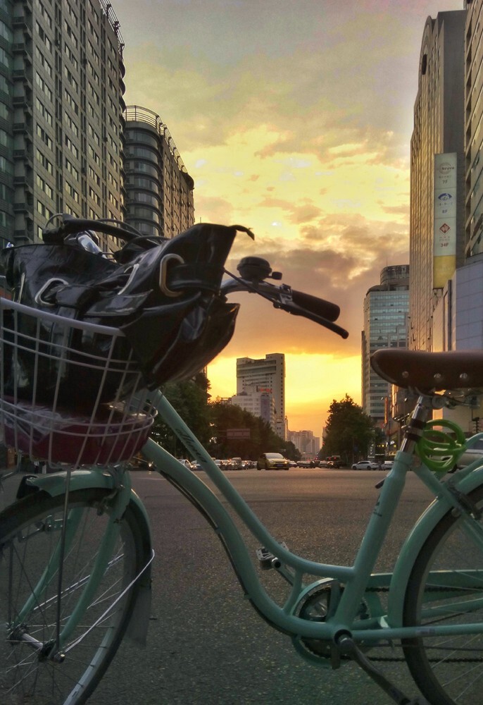 2016年6月拍摄于成都骡马市,绚丽的晚霞笼罩在城市上空,华为P7拍摄